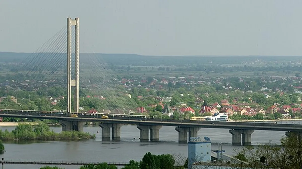Южният мост в Киев (архив)